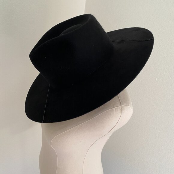 NWT Janessa Leoné Ruby Hat - L